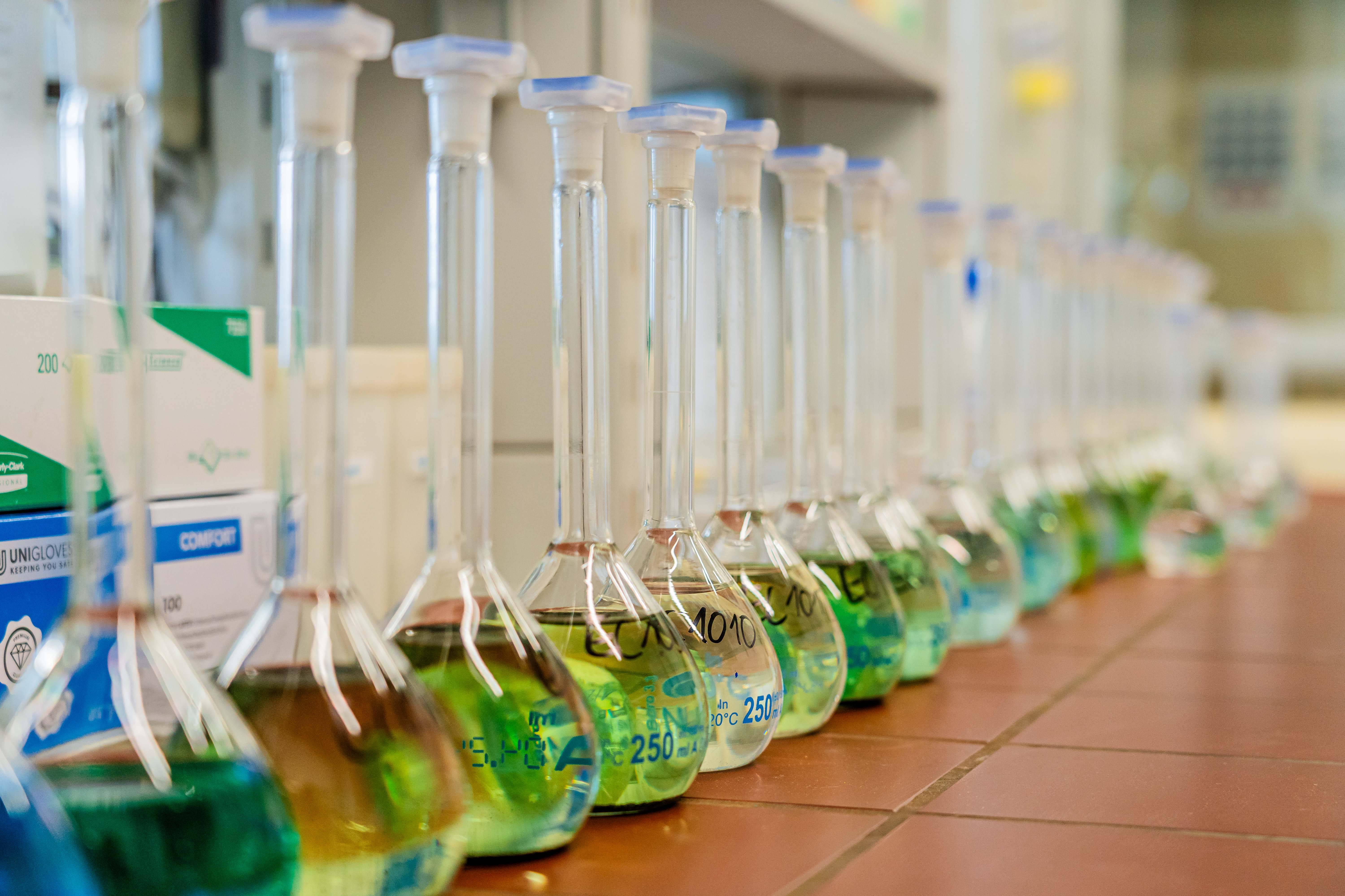 WRC Labor mit Messkolben und Analyseproben